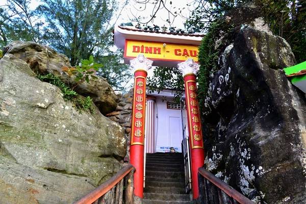 Để lên Dinh Cậu, du khách phải đi qua những khe đá tự nhiên như chiếc cổng trời bằng đá...