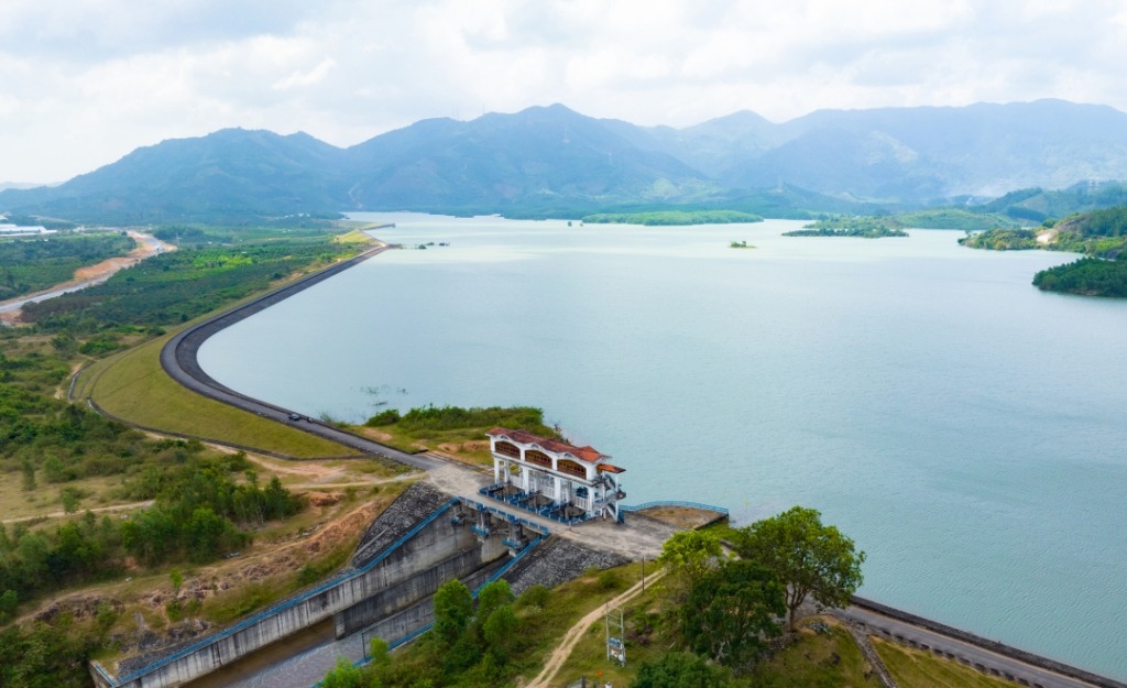 Hồ Suối Dầu dưới chân núi Hòn Bà