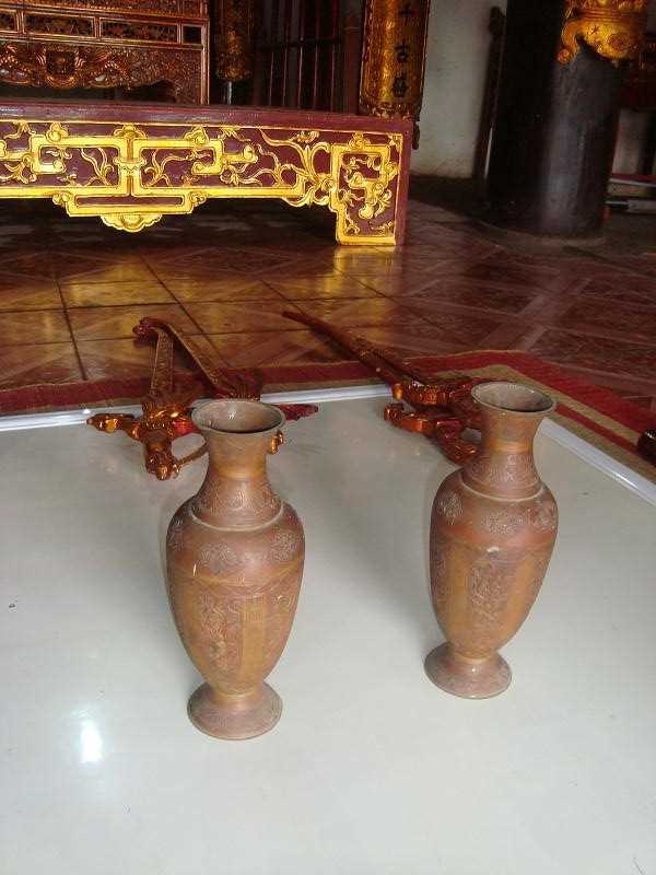 Đôi lộc bình đồng tại đình Hưng Học