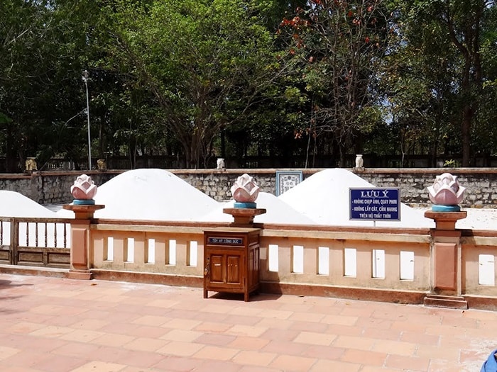 Khu mộ Dinh Thầy Thím Bình Thuận