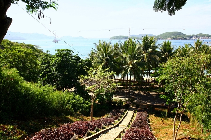 Bậc thang đá dẫn xuống bãi tắm Hoàng hậu Nha Trang