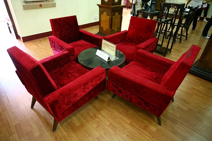 Hiện vật bộ bàn ghế salon tiếp khách hoàng gia