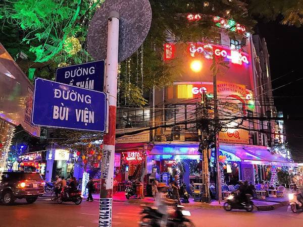 Western Town Sài Gòn nhộn nhịp