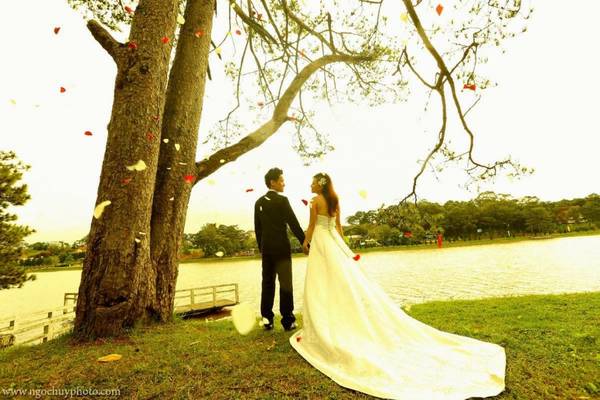 Ảnh cưới lãng mạn bên Hồ Xuân Hương