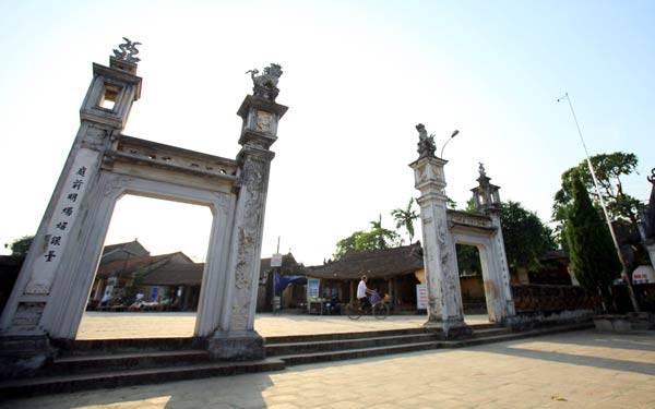 Sân nhà cổ chứa những chum tương truyền thống tại làng cổ Đường Lâm