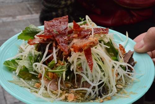 Giá một đĩa nộm bò khô là 35.000 đồng