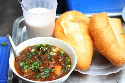 Tối muộn, dạo bước ngang qua Đình Ngang, bạn có thể gọi một suất bánh mì sốt vang đậm đà và no bụng, giá chỉ từ 40.000 đồng.