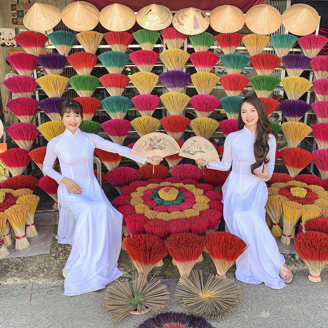 “Đổ cái rầm” trước làng hương Thủy Xuân ở Huế, cứ lên hình là cho ảnh đẹp