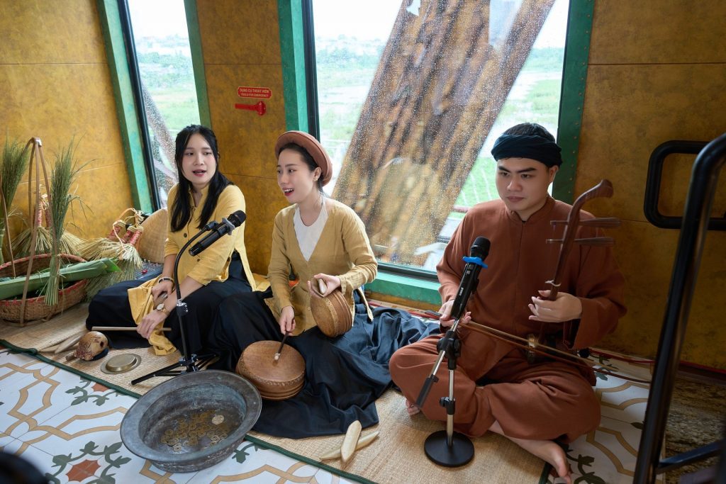 Du khách thưởng thức nghệ thuật truyền thống trên đoàn tàu Hà Nội 5 cửa ô
