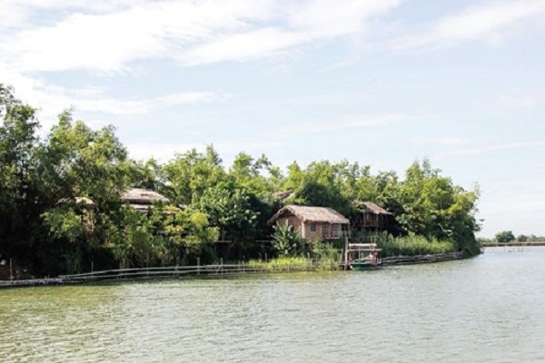 Làng Triêm Tây nhìn từ trên sông