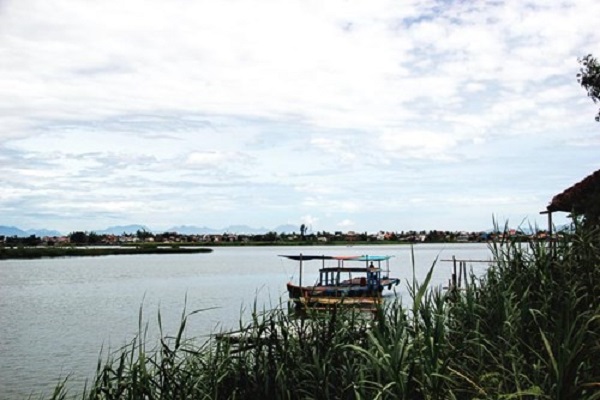 Dòng sông chảy qua làng
