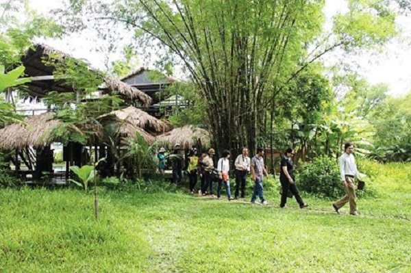 Du khách đến thăm Triêm Tây
