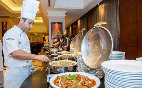 Đầu bếp chuyên nghiệp tại Lễ hội ẩm thực Ấn Độ tại Hà Nội