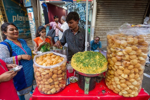 Pani Puri Ấn Độ được bán trên đường phố