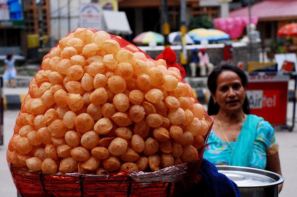 Quầy bán Pani Puri Ấn Độ với bánh chất cao
