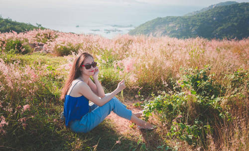 Đồi cỏ lau thu hút giới trẻ khi du lịch đảo Bình Ba