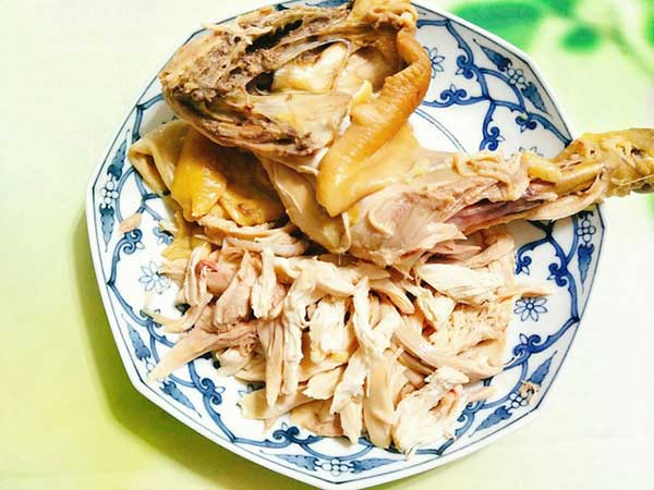Sơ chế gà trong cách nấu cháo gà