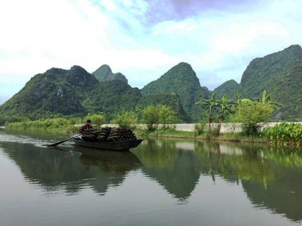 Phong cảnh thiên nhiên núi non nước biếc tại suối Yến