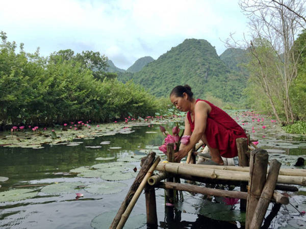 Người dân địa phương mộc mạc tại khu vực suối Yến