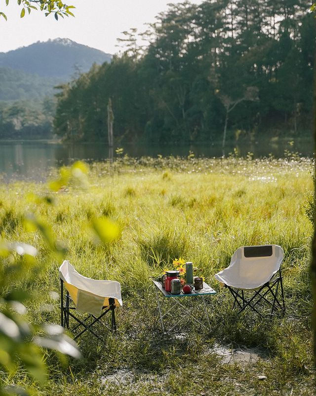 Bãi cỏ dã ngoại quanh suối Tía Đà Lạt