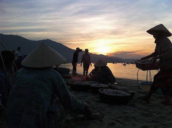 Người dân mua hải sản tươi sống tại chợ cá Đà Nẵng