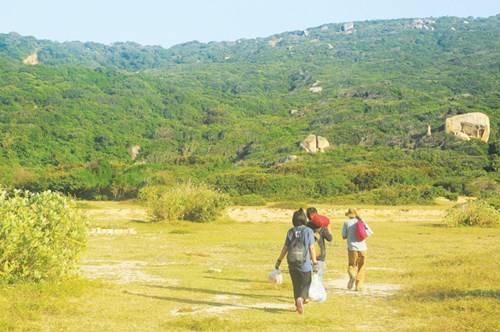 Băng qua 8km đường rừng