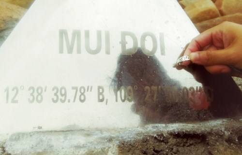 Chạm tay vào cột mốc được cho là cực Đông của Tổ quốc