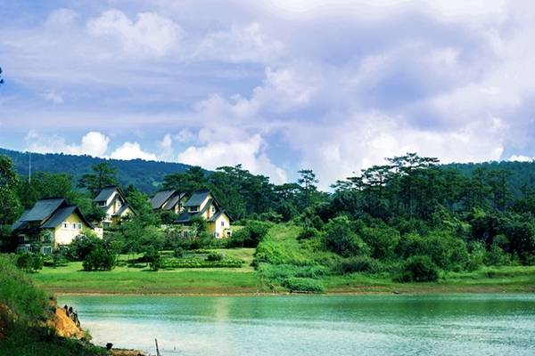 Sau một ngày dài tham quan các địa điểm của Đà Lạt, bạn có thể đi thuyền trên hồ tuyền lâm từ đường hầm đất sét hoặc ngồi xe đi qua những khúc cua khúc khuỷu của đèo Prenn, qua Thiền Viện Trúc Lâm để đến nghỉ chân trong căn nhà sàn trên KDL Núi Voi. Đến đây, bạn sẽ bị mê hoặc bởi không gian yên tĩnh, bầu không khí trong lành và hoàn toàn tách biệt với cuộc sống bận rộn ngoài kia.
