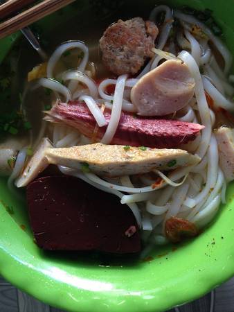 Ăn sáng bánh canh hải sản tươi ngon trên đảo Bình Ba