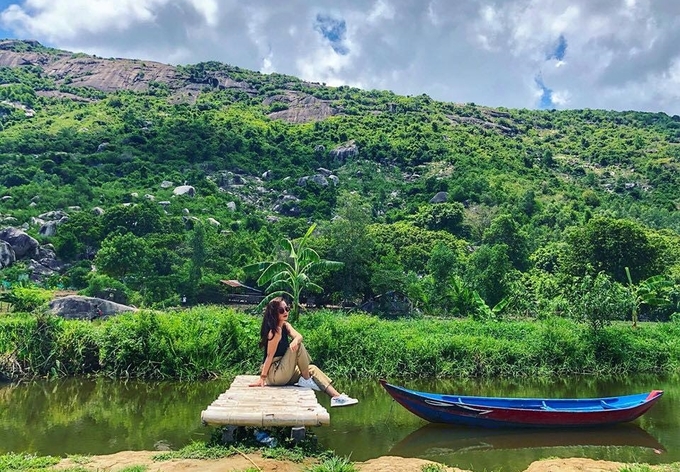 Phong cảnh núi non bao quanh đồng cừu Suối Tiên
