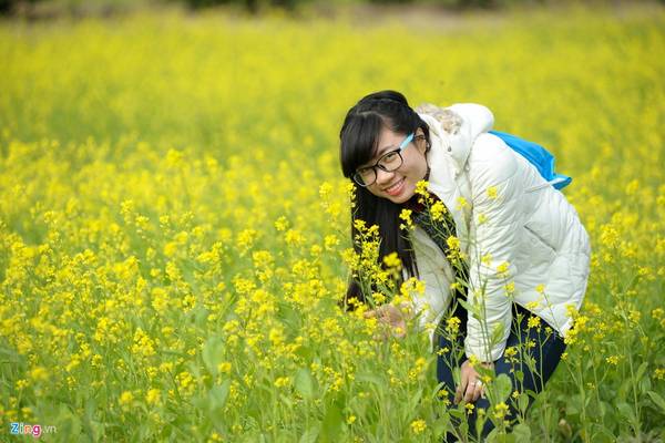 Nữ sinh viên rạng rỡ lưu giữ khoảnh khắc ngắm hoa cải Hà Nội.