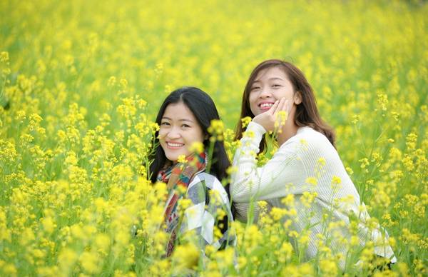 Hai chị em đi xe máy đi ngắm hoa cải Hà Nội.