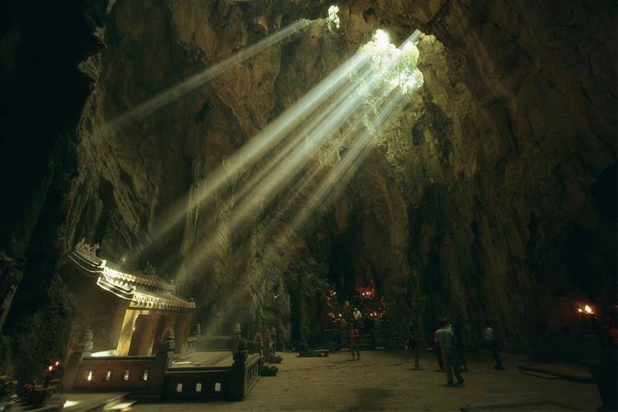 Ánh sáng chiếu vào động. Ảnh: Báo Bình Phước.