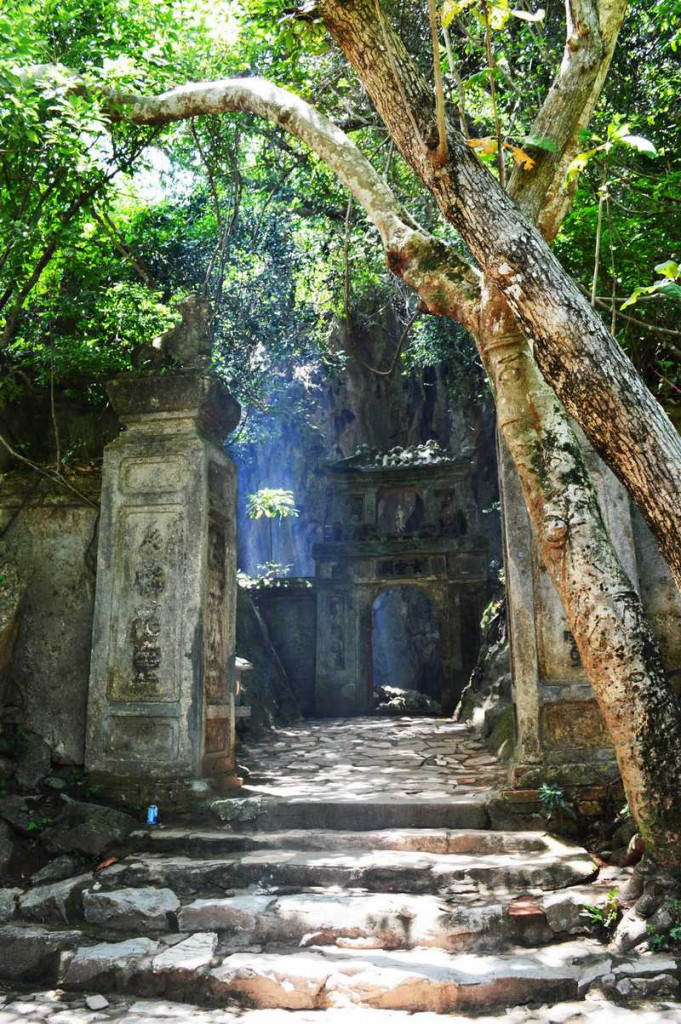 Đường vào động. Ảnh: Dân Việt.