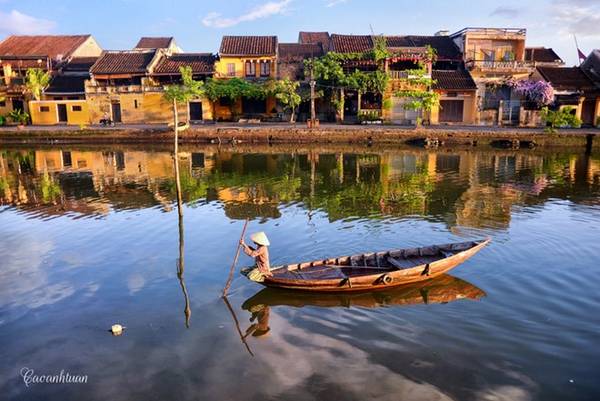 Sông Hoài Hội An với những con thuyền nhỏ