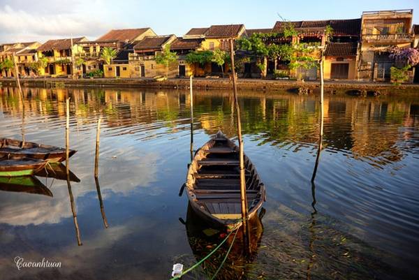 Thuyền không động cơ trên sông Hoài Hội An