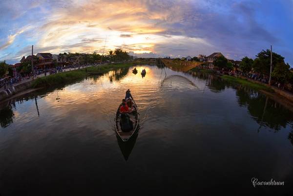 Thuyền nhỏ trên sông Hoài Hội An