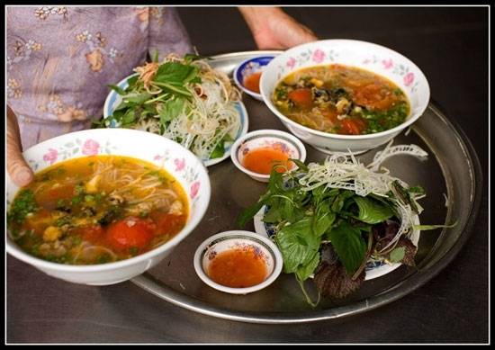 Món ngon du lịch Hà Nội - Rau sống ăn kèm bún riêu ốc