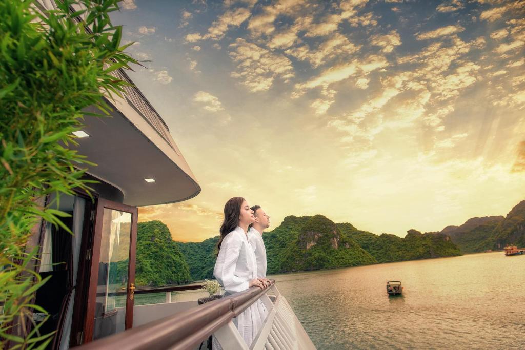 Dora Cruise Hạ Long ngắm vịnh
