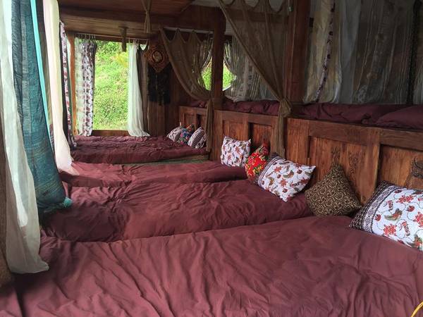 Góc nghỉ ngơi trong phòng dorm du mục Đà Lạt