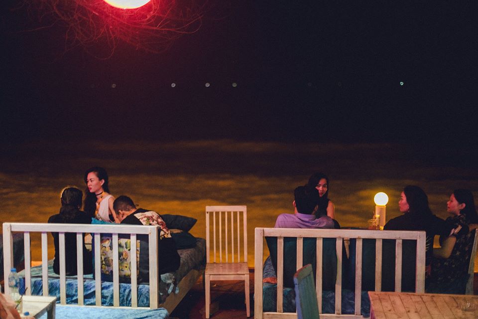 Quán bar Mũi Né Dragon Beach Bar bên trong và ngoài trời