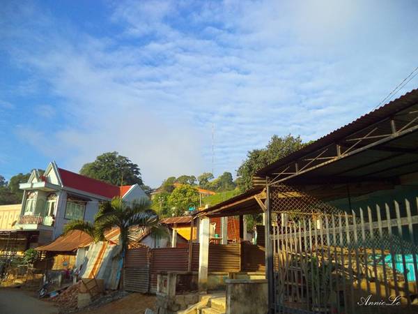 Những ngôi nhà tựa lưng vào vách núi. Bạn cũng đừng ngạc nhiên khi thức dậy ở D’ran mà không thấy ai ở nhà vào 6h, vì mọi người đều đang ở chợ, hoặc đều đã xuống đồng.
