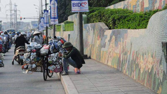Điểm bán đồ sứ tự phát sát vách tường đê