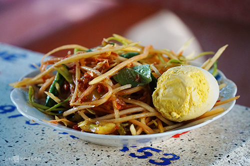 Đu đủ đâm là một đặc sản nổi tiếng của người Khmer ở huyện Tri Tôn. Ảnh: Di Vỹ.