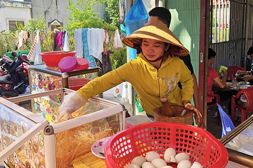 Món ăn thường được bán vào buổi chiều, phổ biến các chợ địa phương. Ảnh: Di Vỹ.