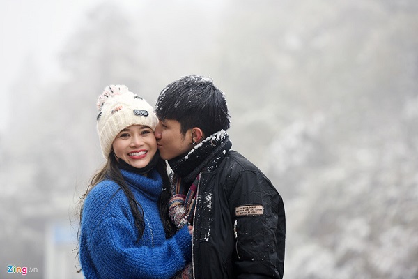 Nhiều đôi bạn trẻ thích thú với khung cảnh lạ lẫm này. Một số người cbo biết đây là lần đầu tiên nhìn thấy tuyết.