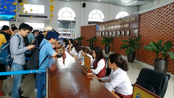 Du khách mua vé tham quan vịnh Hạ Long tại nhà ga cảng tàu quốc tế Tuần Châu