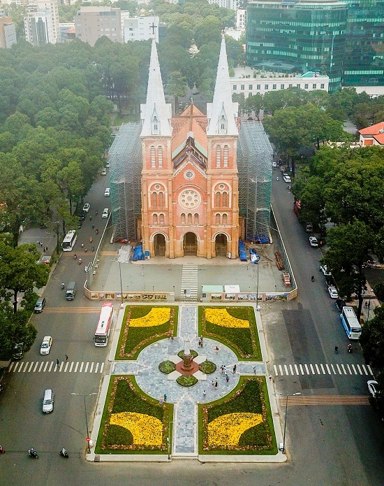 Lối đi lại quanh vườn hoa được lát lại đá, đặt nhiều thùng rác xung quanh. Kinh phí cải tạo là hơn 630 triệu đồng từ ngân sách của quận.