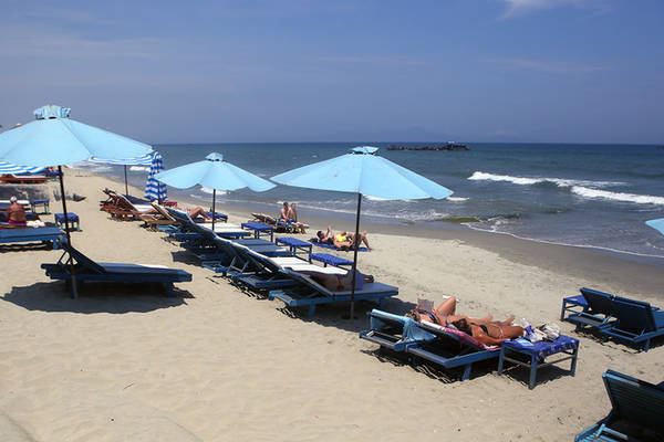 Bãi biển Cửa Đại đang được bồi cát trở lại sau 3 năm xâm thực, du khách có thể kê ghế nằm phơi nắng