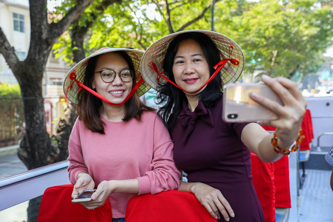 Xe buýt mui trần có giá vé 330.000 đồng, khách được đi nhiều chặng trong vòng 24 tiếng, tính từ thời điểm mua vé. Du khách được hưởng các dịch vụ miễn phí như phát nón lá, wifi, nước uống, bảo hiểm...  Ông Nguyễn Khoa Luân, Giám đốc Công ty Ảnh Việt, chủ đầu tư, cho biết TP HCM là địa phương tiếp theo công ty đầu tư buýt mui trần phục vụ du lịch, sau Hà Nội.  "Sau một năm hoạt động tại Hà Nội, chúng tôi đã thu hút 120.000 lượt khách. TP HCM là nơi có nhiều công trình kiến trúc đẹp, nhiều trung tâm vui chơi giải trí, tôi tin tưởng buýt mui trần sẽ phát triển mạnh tại đây", ông Luân chia sẻ.